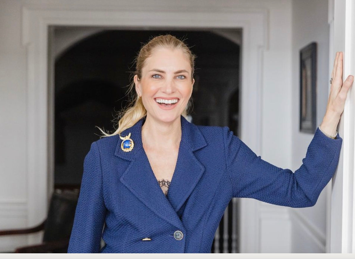 Peace on Earth Pin – Ann Hand